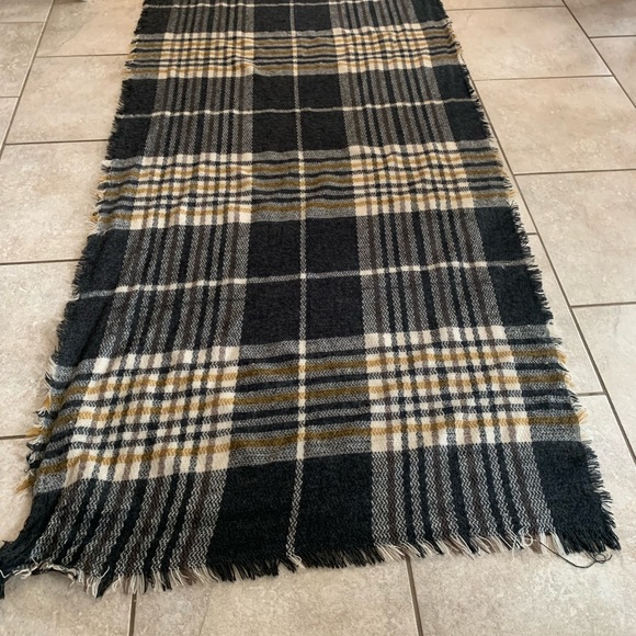Aritzia Blanket Scarf - Picture 1 of 5